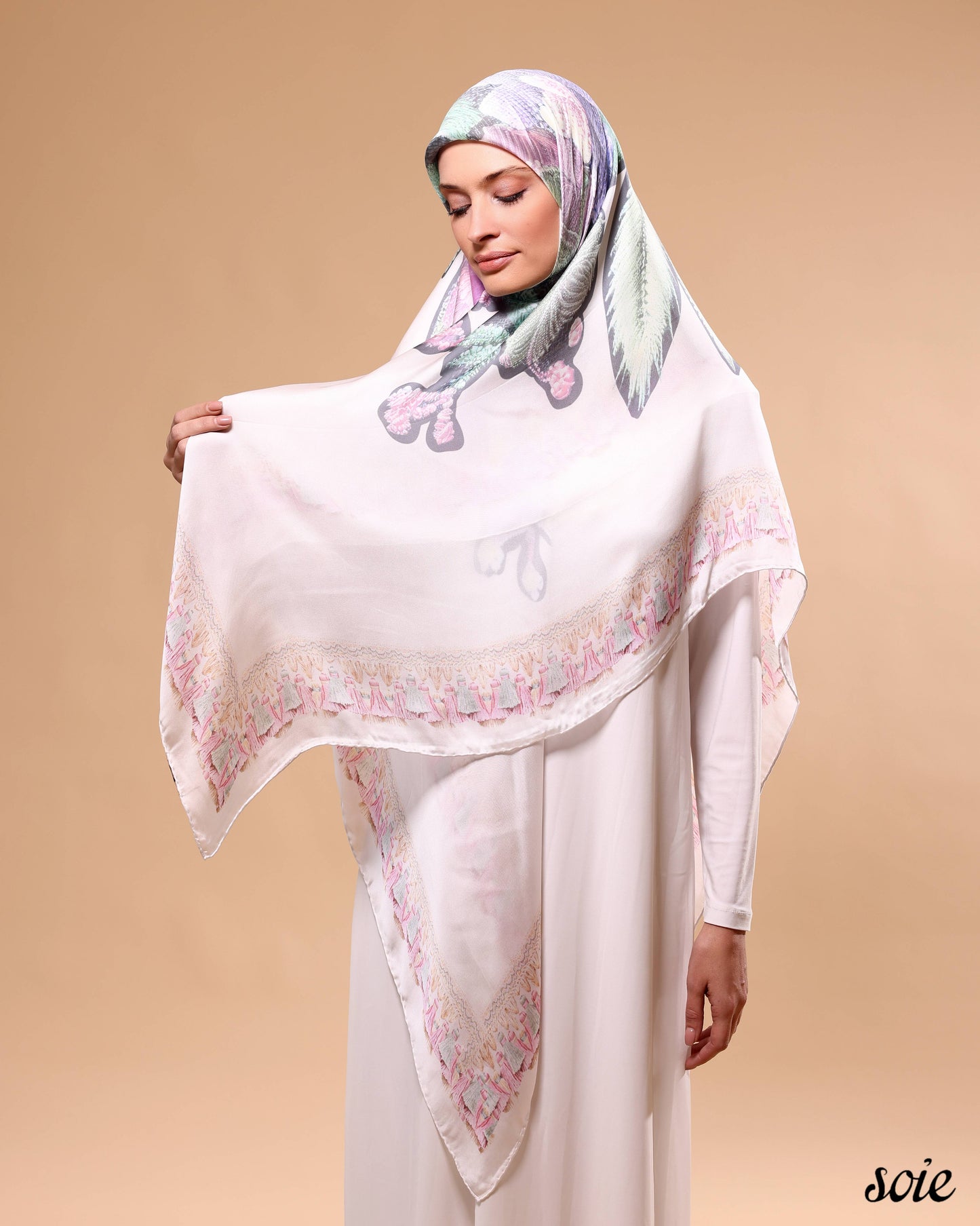 Feather Taspestry scarf